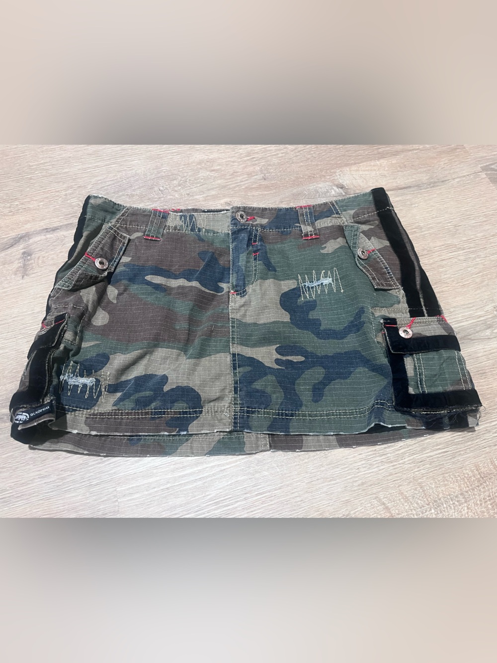 Y2K Ecko Red Camo mini Skirt with Pockets. In great condition. Hella cute!!